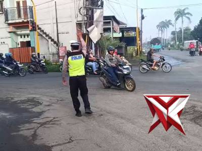 Kanit Lantas Polsek Mojosari bersama Anggota Melaksanakan  giat CW pagi, pengaturan lalin