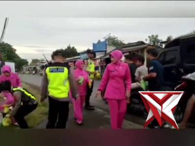 Sinergi Polsek dan Bhayangkari Wonopringgo: Tebar Kebaikan Lewat Aksi Berbagi Takjil