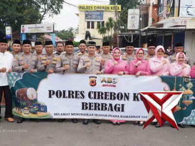Sabtu Sore Penuh Berkah: Kapolres Cirebon Kota AKBP Eko Iskandar Bagikan 500 Takjil