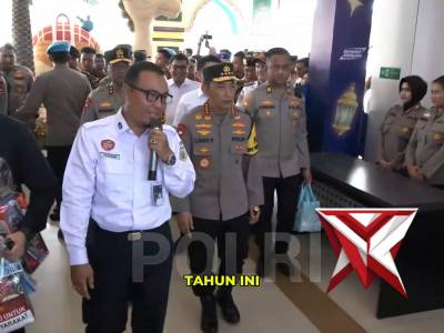Kapolri Pantau Arus Mudik di stasiun Gubeng Surabaya