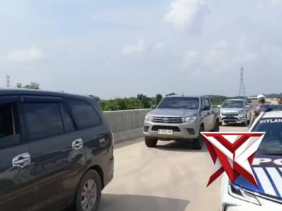 Sat PJR Unit Tol Kapal betung melaksanakan pengawalan kendaraan giat simulasi jalur tol fungsional