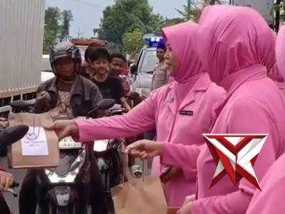 Berbagi Takjil Polsek Nguntoronadi Bersama Bhayangkari