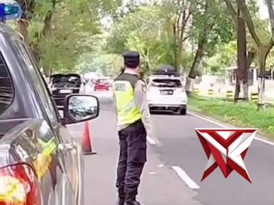 Gerak cepat Polsek Sukomoro dalam menangani pohon tumbang yang mengganggu akses jalan.