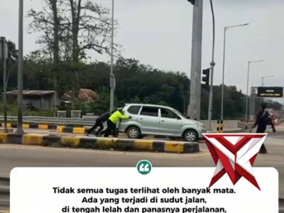 17. Polisi hadir di saat pemudik mogok di jalan lintas Sumatera Palembang - Jambi - PoliceTube