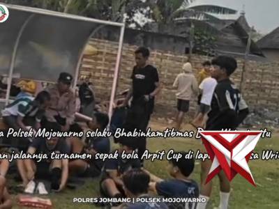 Anggota Polsek Mojowarno amankan jalannya turnamen sepak bola Arpit Cup