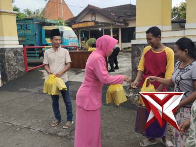 Ketua Bhayangkari Ranting Dawarblandong bagi takjil