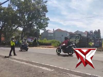 Gatur lalin di jln raya ngadilangkung pengurukan tanah rencana untk koperasi merah putih