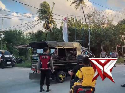 Anggota Sat Samapta Polres Sabu Raijua Bagikan Takjil kepada Masyarakat