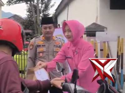 Polsek Pogalan Bersama Bhayangkari Ranting Pogalan Berbagi Takjil Berkah Ramadhan