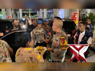 Kadang, kebahagiaan datang di tempat yang paling tak terduga seperti di tengah antrean Pelabuhan Mer - PoliceTube