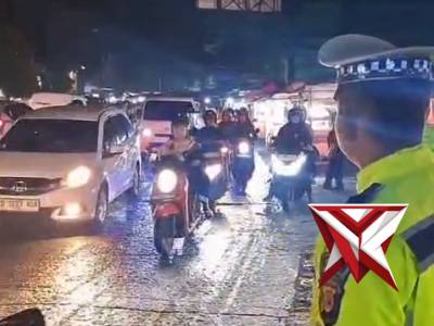 Pos Pam Polsek Dayeuhkolot melaksanakan pelayanan pengaturan lalu lintas pada malam hari