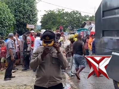 Polresta Manokwari membantu padamkan api kebakaran