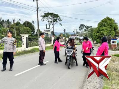 polsek balik bukit bagikan takjil kepada pengguna jalan di bulan suci ramadhan - PoliceTube