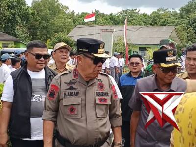 Kunjungan kerja gubernur Kep. Babel kedesa selat Nasik dalam rangka program penanaman pohon kelapa