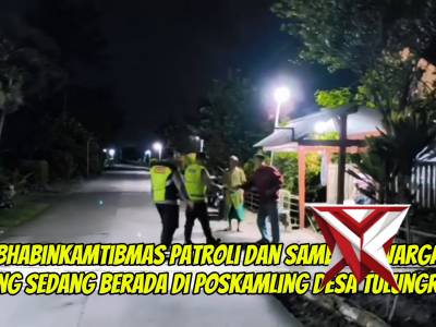 Bhabinkamtibmas patroli dan sambang warga masyarakat yang berada di poskamling Ds. Tulungrejo