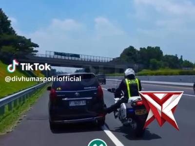 Momen Polisi Bermotor Nyetut Mobil Mogok Di Jalan Tol Cipali