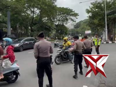 Jumat Berkah dan Bagi Takjil Yanma Polda Jateng Untuk Masyarakat Yg Melintas Depan Mako Polda Jateng