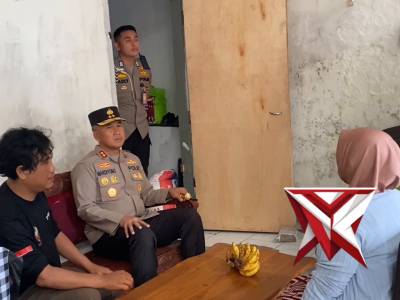 KAPOLDA BENGKULU BERIKAN BANTUAN KEPADA DRIVER OJOL YANG MENGALAMI MUSIBAH KEBAKARAN RUMAH