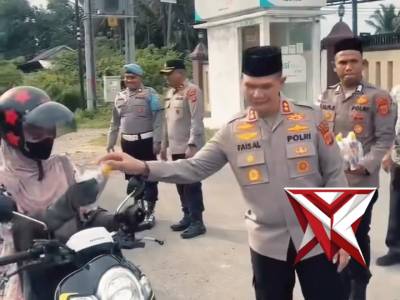Kapolres Pidie Jaya Bagikan Takjil Ramadan gratis di depan Mako Polres wujud kepedulian dan kebersam