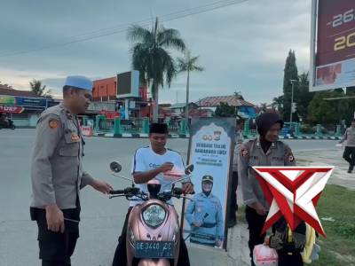 Berbagi Takjil di Bulan Ramadhan Polres Buru Melayani dengan Hati - PoliceTube