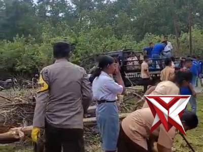 Bhabinkamtibmas bersama babinsa negeri Tiouw dan pelajar SMK Neg 7 Malteng melaksanakan bakti sosial