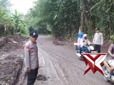 Kegiatan Pengaturan Lalu Lintas Di Jalan Rusak Oleh Personil Polsek Tanjung Batu
