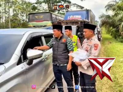 Polres muba berbagi takjil untuk para pemudik