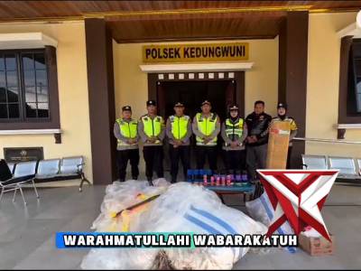 Gempur Balon Udara Liar, Polsek Kedungwuni Sita Petasan Raksasa Setinggi 1,4 Meter!