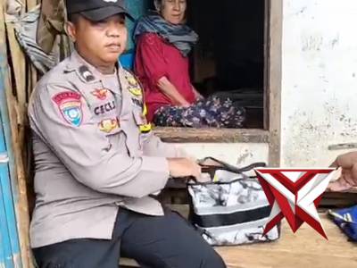 Personel Polsek Banjaran melaksanakan kegiatan berbagi sembako kepada masyarakat
