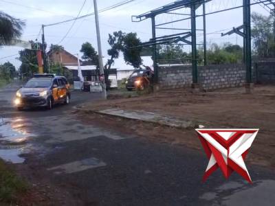 Anggota Polsek Prambon Memberi pengamanan dan Pengawalan