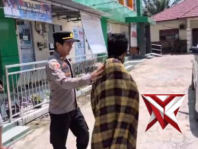Kapolsek Bayung Lencir Dengan Sigap Membantu Pengemudi Yang Sakit - PoliceTube