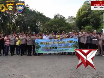 Kapolres bersama masyarkat dan Instansi samping melaksanakan pengaspalan jalan di Jalan Depan GOR - PoliceTube