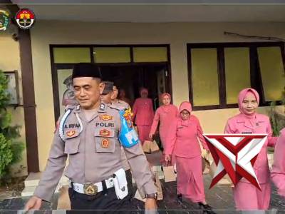 Polres Tuban - Polsek Widang bagi Takjil kepada masyarakat