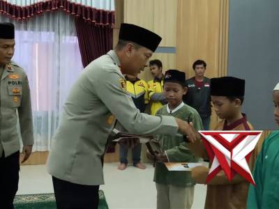 Kapolres Kutim Santuni Anak Yatim dan Bagikan Sembako untuk Purnawirawan
