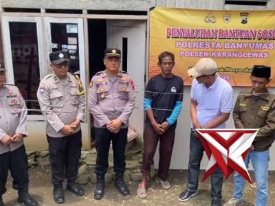 Kapolsek Karanglewas Polresta Banyumas melaksanakan kegiatan Penyaluran Bantuan Sosial kepada warga