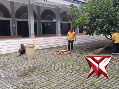 Kapolsek bersama Anggota Giat Kurve di Masjid Nurul Bahari Pelabuhan guna mendukung Gerakan ASRI