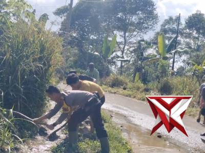 Bhabinkamtibmas Polsek Muaradua Kisam Brigpol Rika Burdianto serta Kepala desa dan perangkat desa al