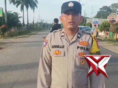 ANGGOTA POLSEK MELAKSANAKAN PENGATURAN PAGI DI DEPAN SMA 02 MUKOMUKO