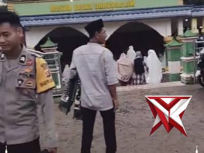 Personil Polsek BTS Ulu Polres Musi Rawas Amankan Sholat Idul Fitri di Masjid Darussalam