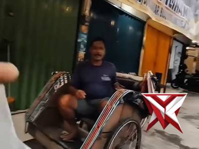 Personel polres kudus melaksanakan patroli sambil bagi takjil - PoliceTube