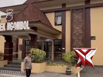 BERBAGI TAKJIL POLSEK NGOMBOL - PoliceTube