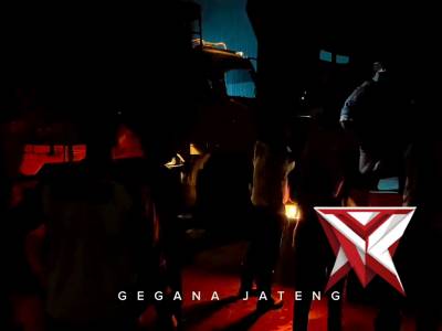 Brimob Hadir Bantu Masyarakat Terdampak Banjir