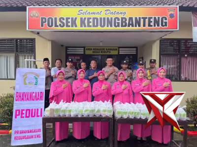 Polsek Kedungbanteng berbagi Takjil
