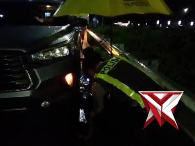RESPON CEPAT POLRES NGAWI BANTU PEMUDIK YANG MENGALAMI PECAH BAN