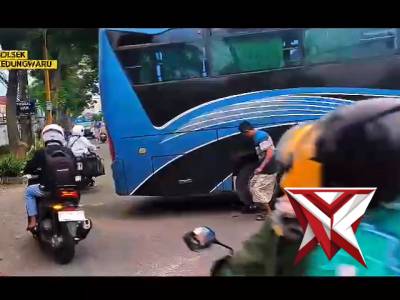 Fast respon Anggota Satlantas ada Bus yg pecah ban. - PoliceTube