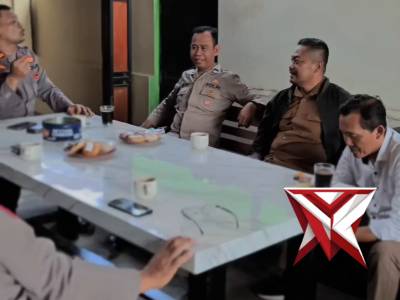 Koordinasi Kapolsek Jetis bersama Koordinator Pasar Hewan Jetis - PoliceTube