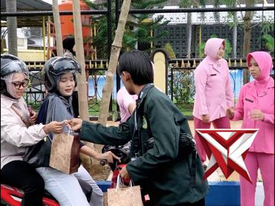 Polres Pacitan Bersama BEM dan Organisasi Kemahasiswaan Bagi Takjil dan Buka Puasa Bersama - PoliceTube