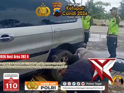 Pelayanan Tanpa Batas! Polisi Datang Bawa Alat, Bantu Pemudik Ganti Ban