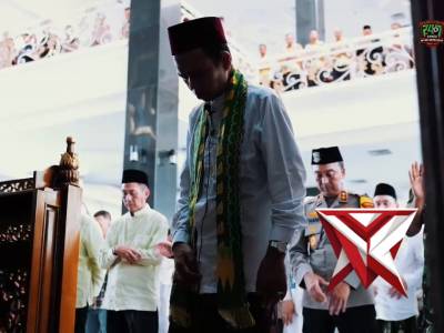 Menjemput Kemuliaan dalam Pengabdian: Momen Khusyuk Kapolda Sumsel & UAS di Masjid Assa&rsquo;adah