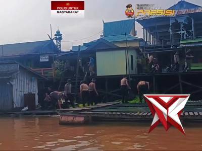 Dukung Program Indonesia Asri, Satpolairud Polres Kotawaringim Barat Lakukan Kurve Bantaran DAS Arut - PoliceTube